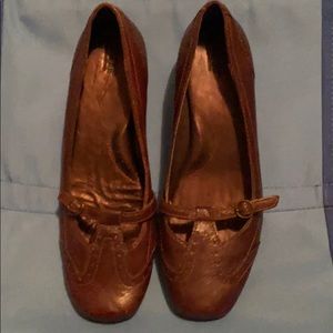 Born medium brown small heel